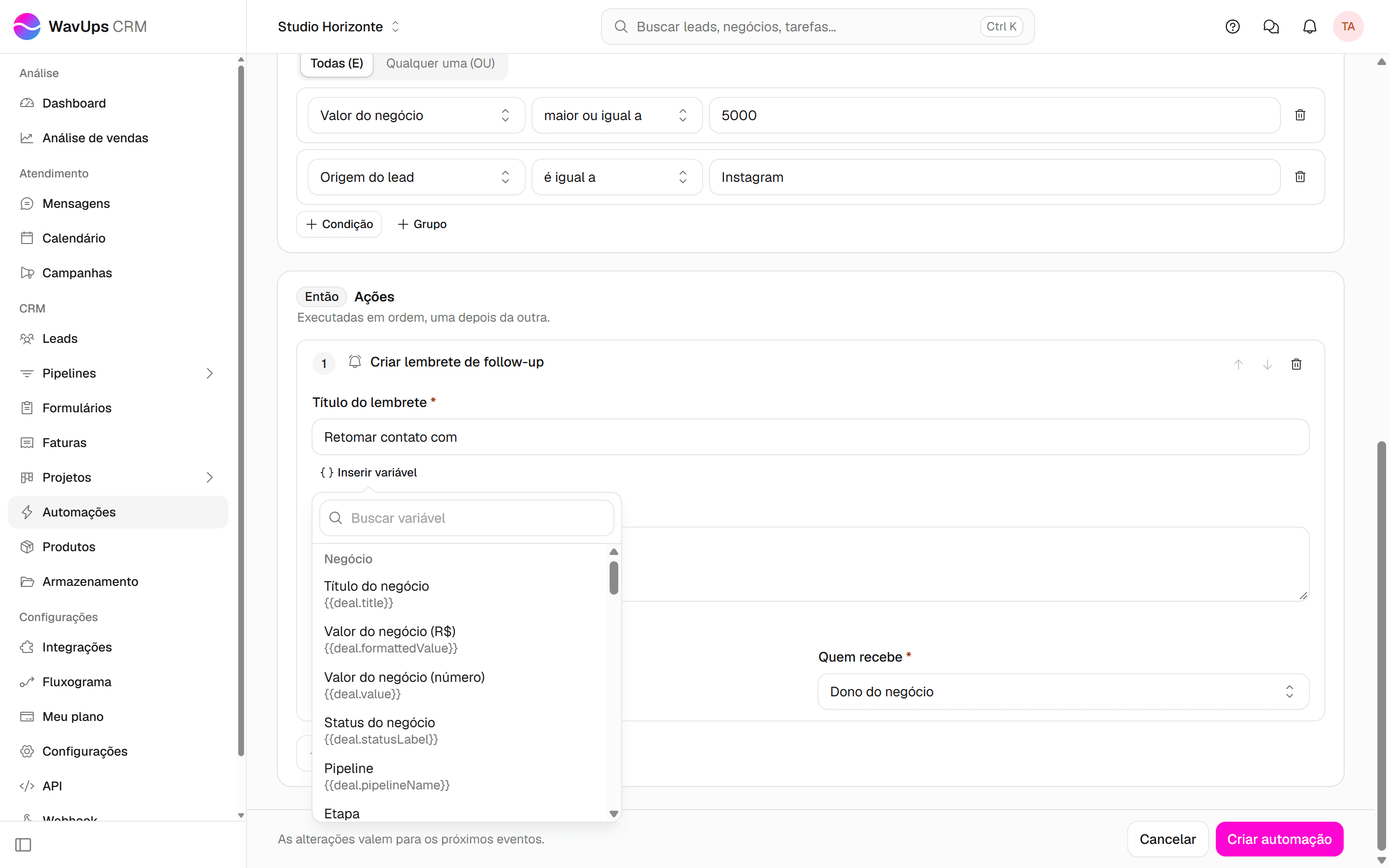 Ação Criar lembrete de follow-up com o título sendo preenchido e o menu Inserir variável aberto mostrando Nome do lead, Telefone do lead e outras variáveis.