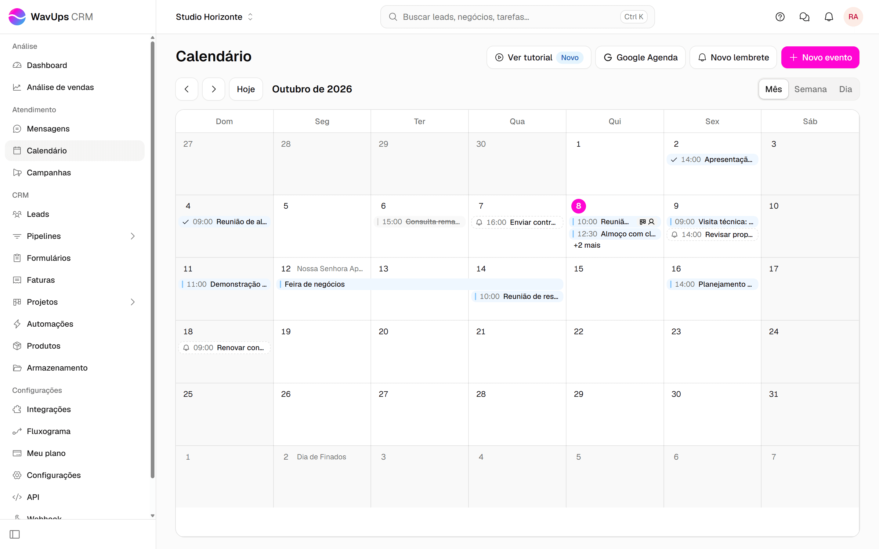 Calendário em visão de mês com eventos, lembretes, evento de vários dias e a barra de navegação com setas, Hoje, período e as visões Mês, Semana e Dia.