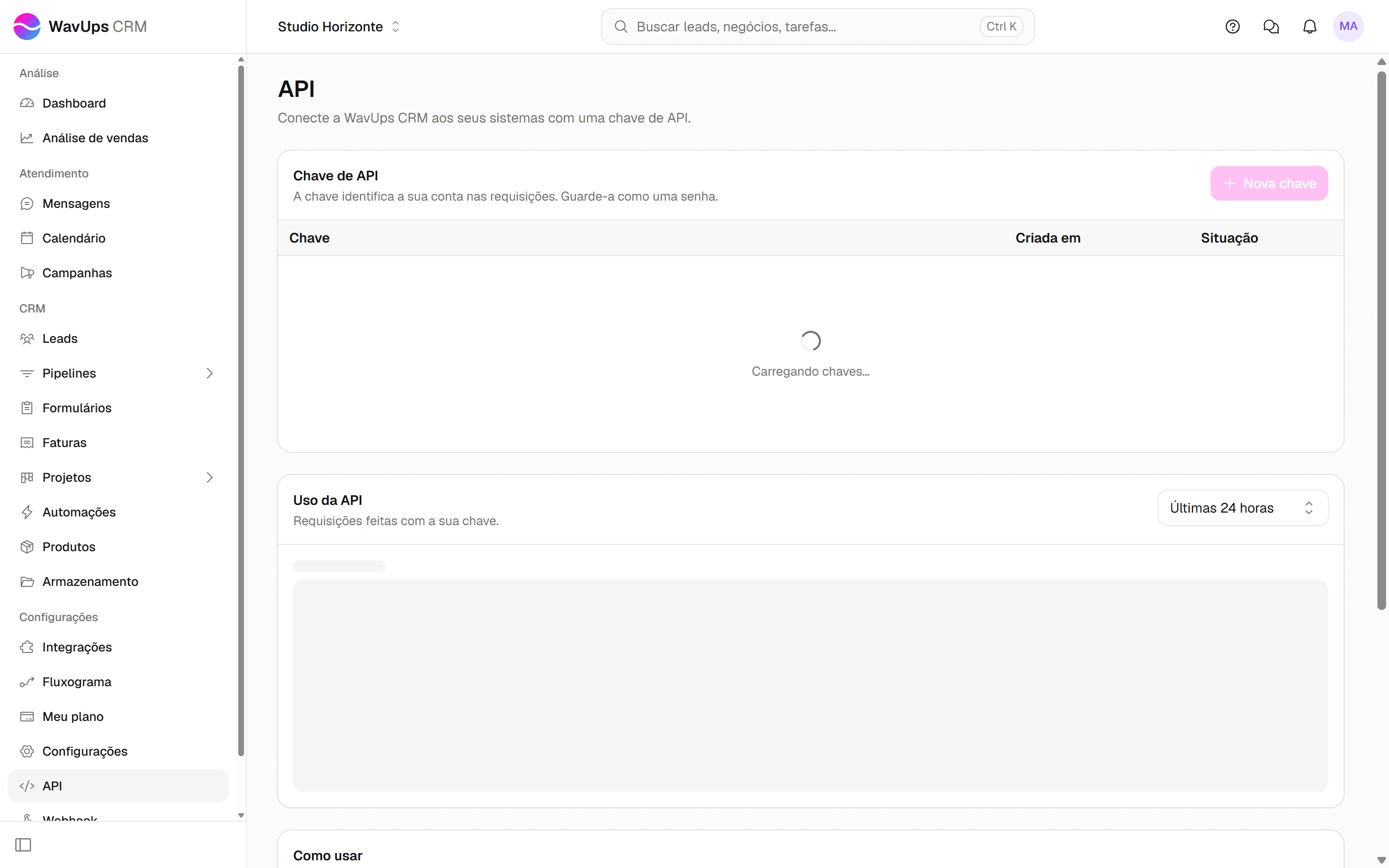 Tela API com o item API do menu lateral, a seção Chave de API, o botão Nova chave, o uso da API e a documentação.