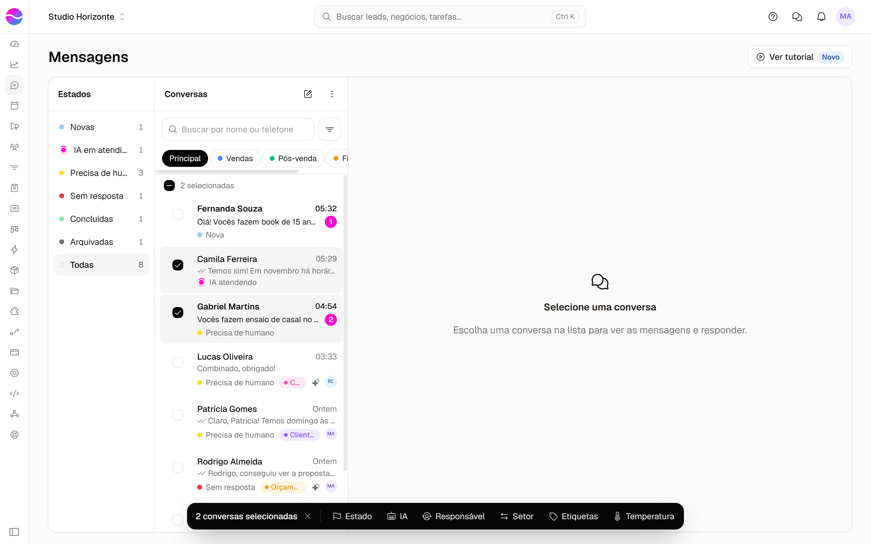 Duas conversas marcadas na lista e a barra de ações em massa com os botões Estado, IA, Responsável, Setor, Etiquetas e Temperatura.