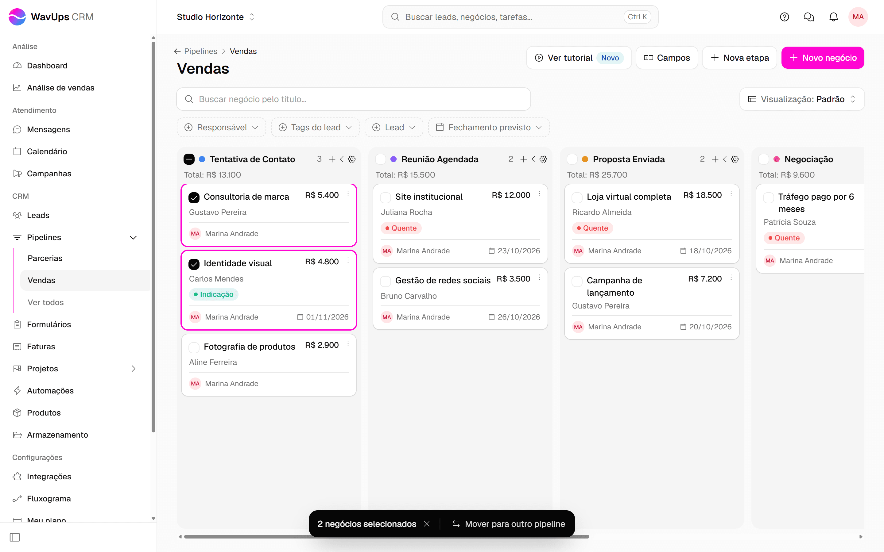 Quadro com dois negócios marcados na etapa Tentativa de Contato e a barra de ações em massa na parte de baixo da tela.