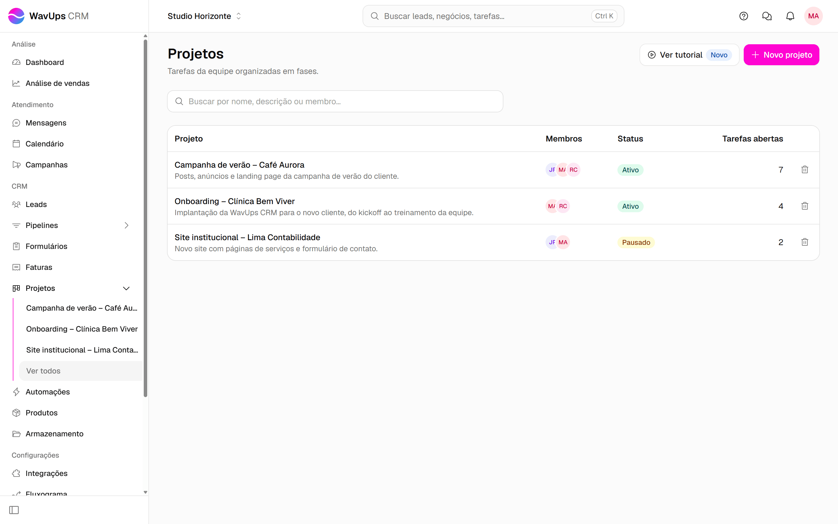 Tela Projetos da WavUps CRM com três projetos na lista e o item Projetos destacado no menu lateral.