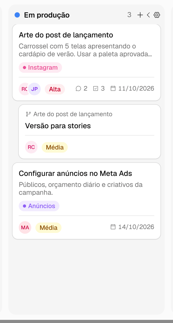 Fase Em produção com a tarefa Arte do post de lançamento e, logo abaixo, a subtarefa Versão para stories com o nome da tarefa principal em cima.