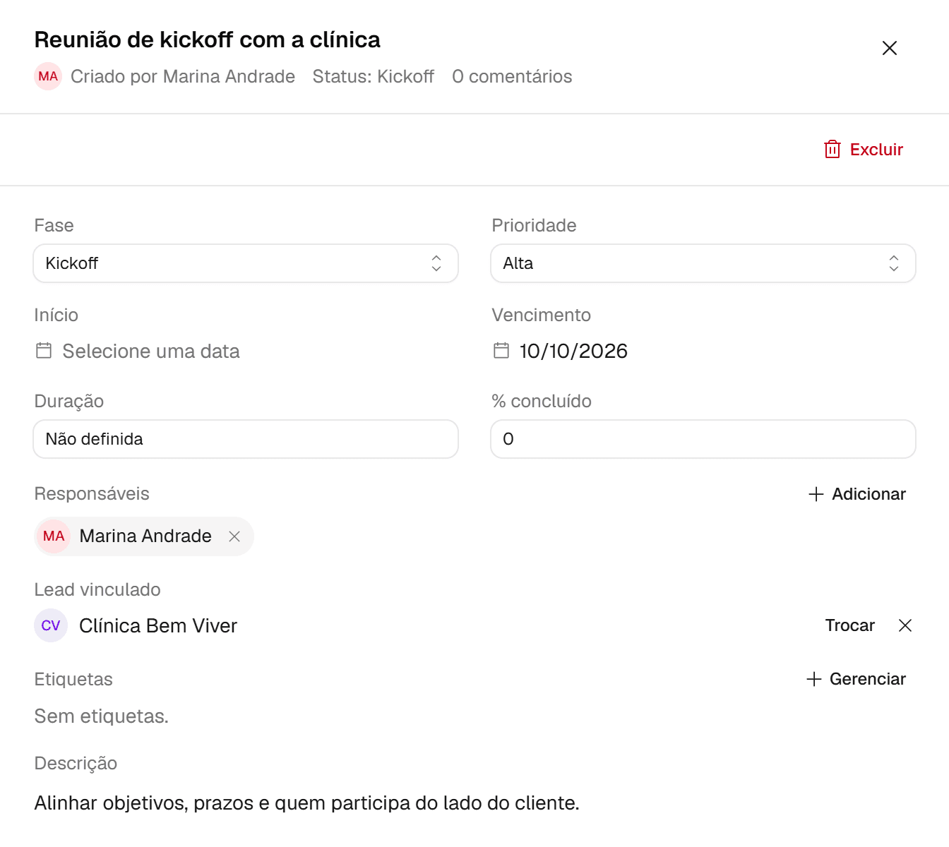Detalhe da tarefa Reunião de kickoff com a clínica com o lead Clínica Bem Viver no campo Lead vinculado e as opções Trocar e remover.